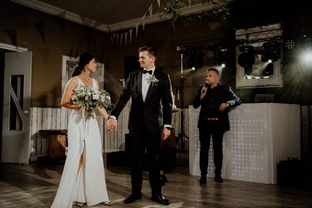 wesele w stodole pod kasztanami bystra fotograf slubny stylovacom 070