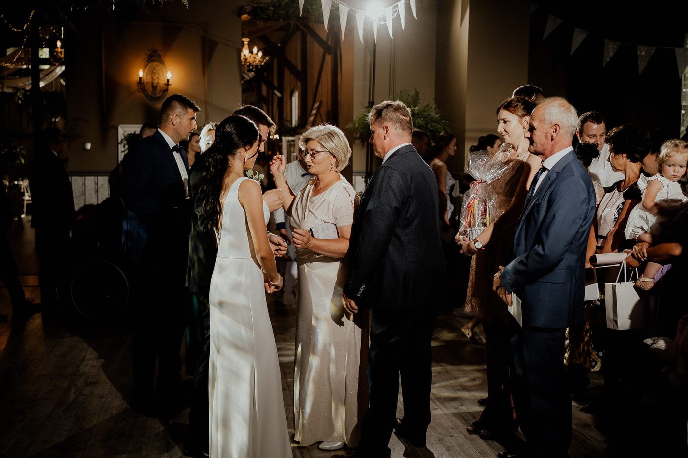 wesele w stodole pod kasztanami bystra fotograf slubny stylovacom 073