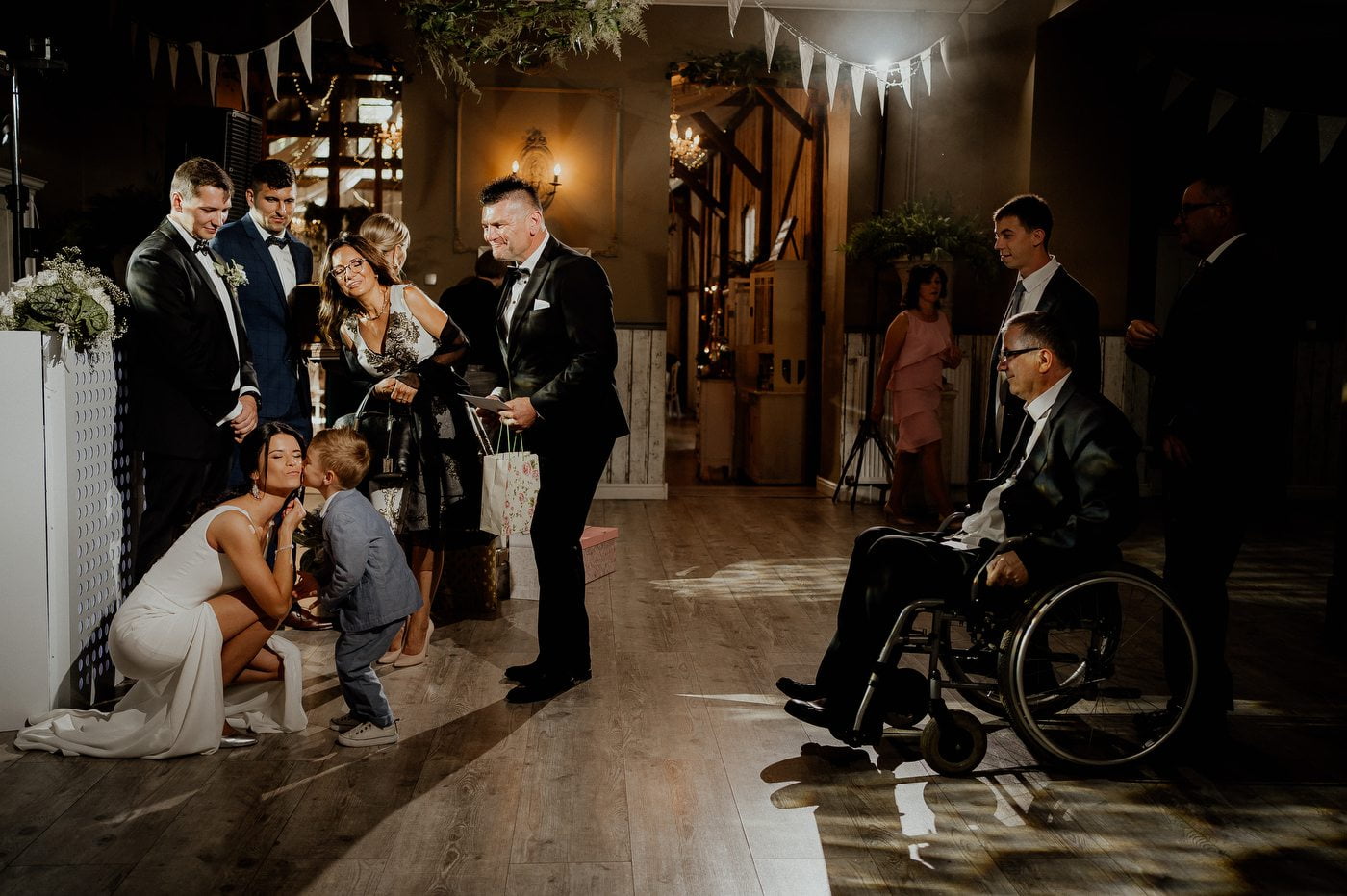 wesele w stodole pod kasztanami bystra fotograf slubny stylovacom 075