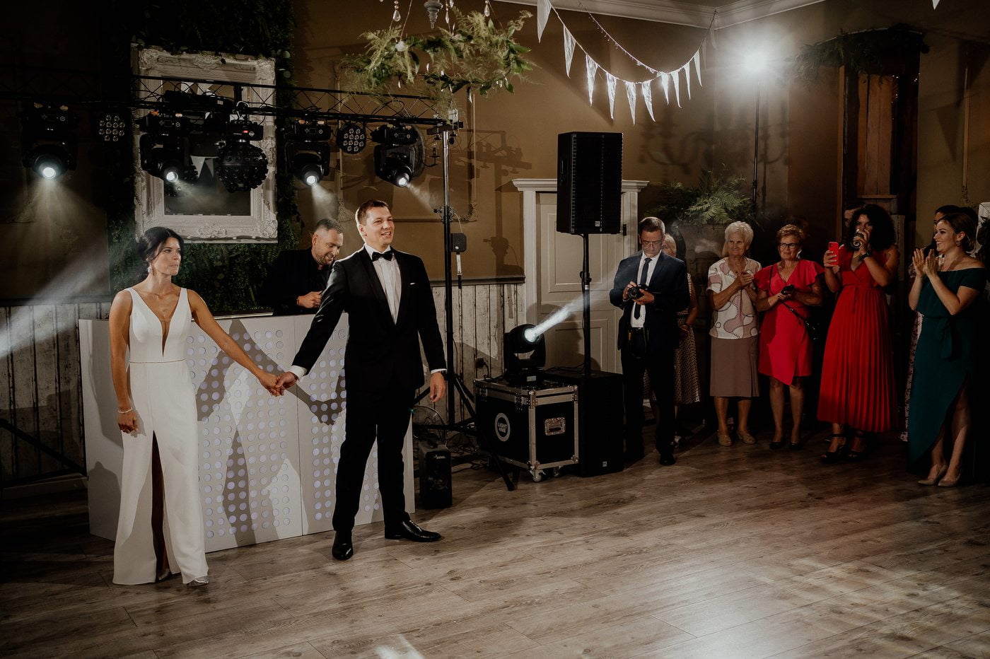 wesele w stodole pod kasztanami bystra fotograf slubny stylovacom 076