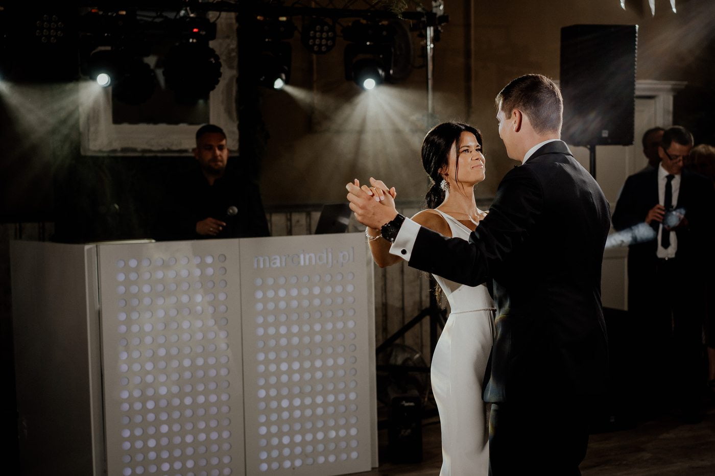 wesele w stodole pod kasztanami bystra fotograf slubny stylovacom 077