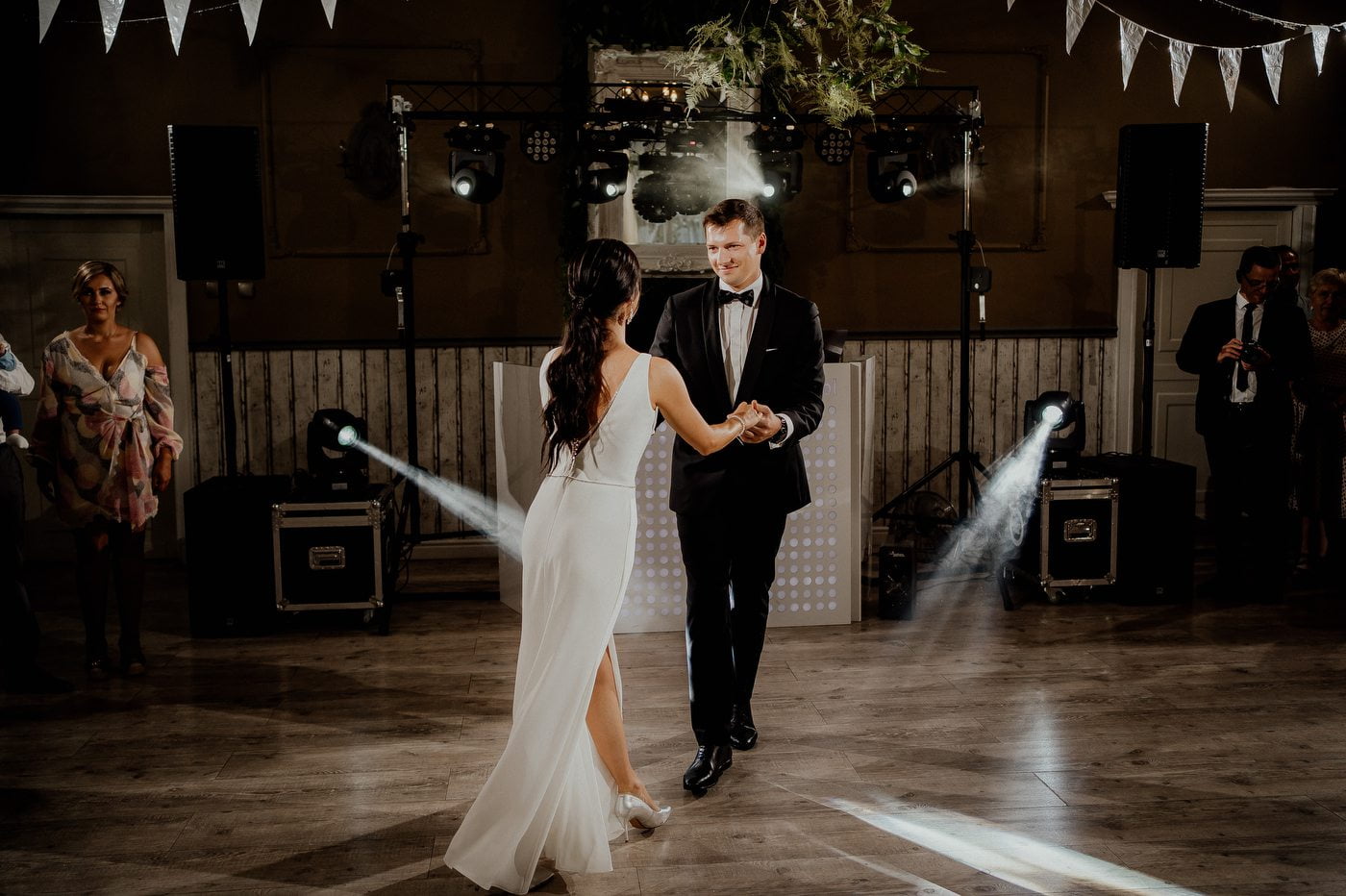 wesele w stodole pod kasztanami bystra fotograf slubny stylovacom 078