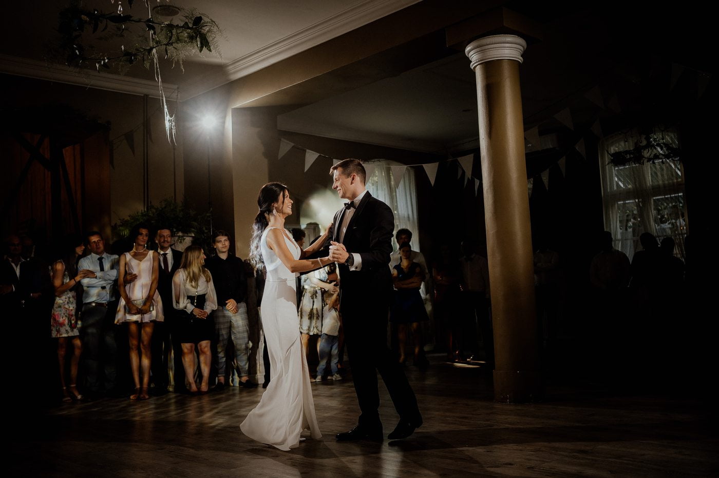 wesele w stodole pod kasztanami bystra fotograf slubny stylovacom 080