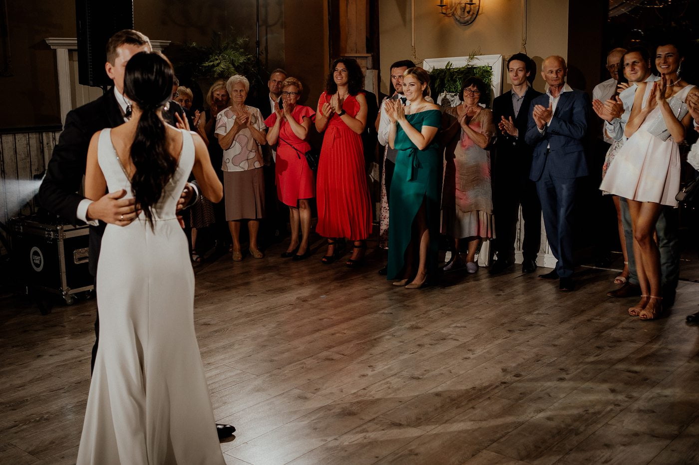 wesele w stodole pod kasztanami bystra fotograf slubny stylovacom 081