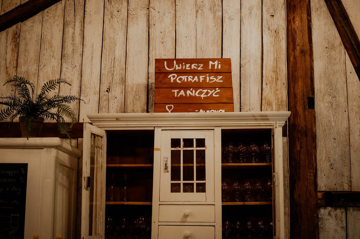 wesele w stodole pod kasztanami bystra fotograf slubny stylovacom 089