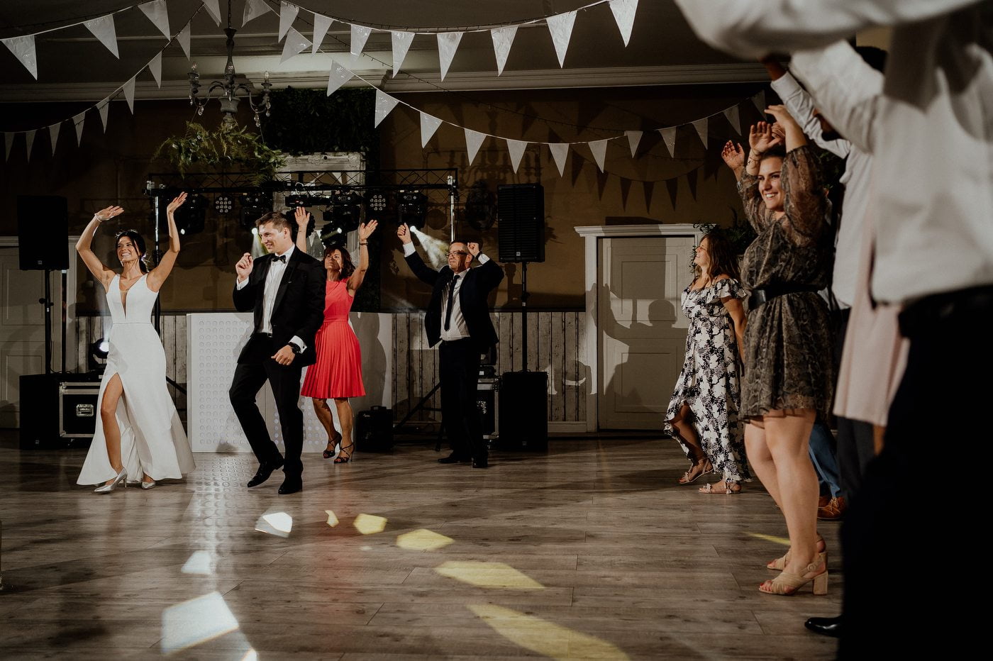 wesele w stodole pod kasztanami bystra fotograf slubny stylovacom 090