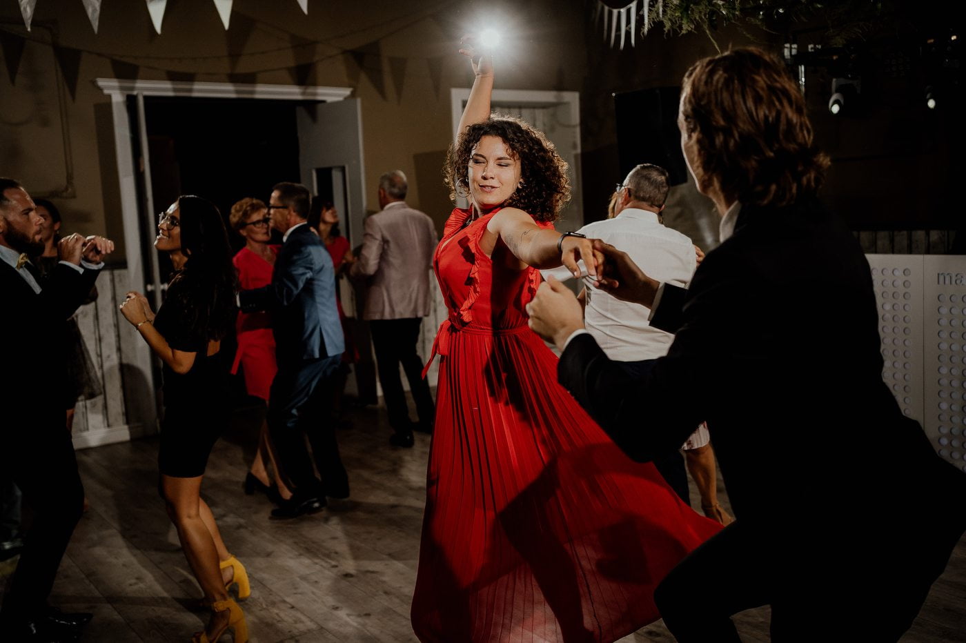 wesele w stodole pod kasztanami bystra fotograf slubny stylovacom 091