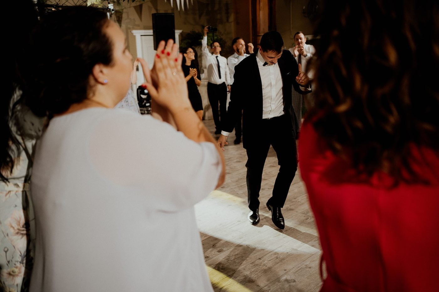 wesele w stodole pod kasztanami bystra fotograf slubny stylovacom 094