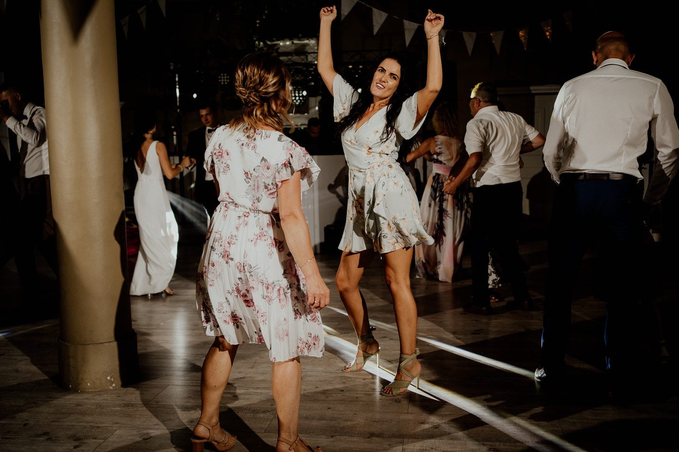 wesele w stodole pod kasztanami bystra fotograf slubny stylovacom 095