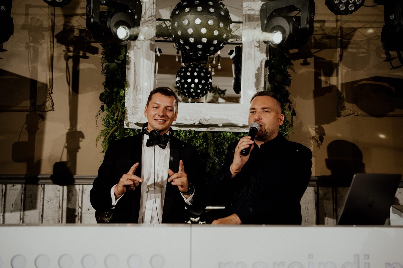 wesele w stodole pod kasztanami bystra fotograf slubny stylovacom 098