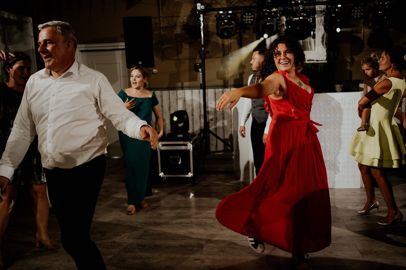 wesele w stodole pod kasztanami bystra fotograf slubny stylovacom 100