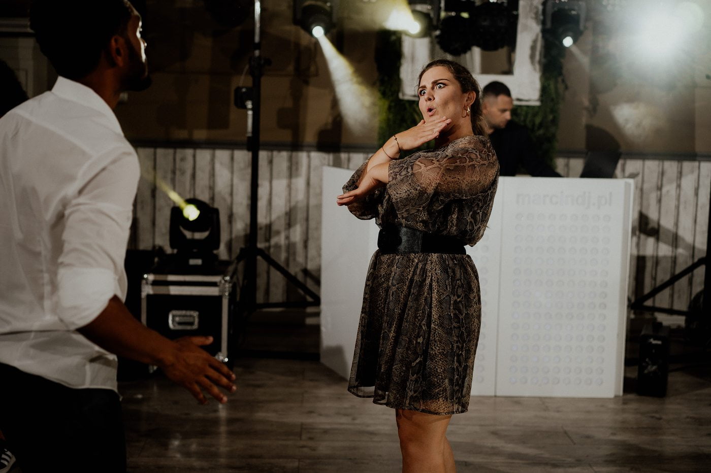 wesele w stodole pod kasztanami bystra fotograf slubny stylovacom 103