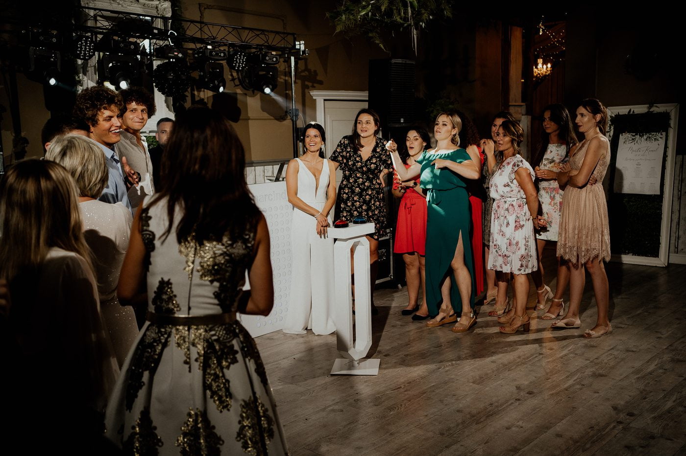 wesele w stodole pod kasztanami bystra fotograf slubny stylovacom 108