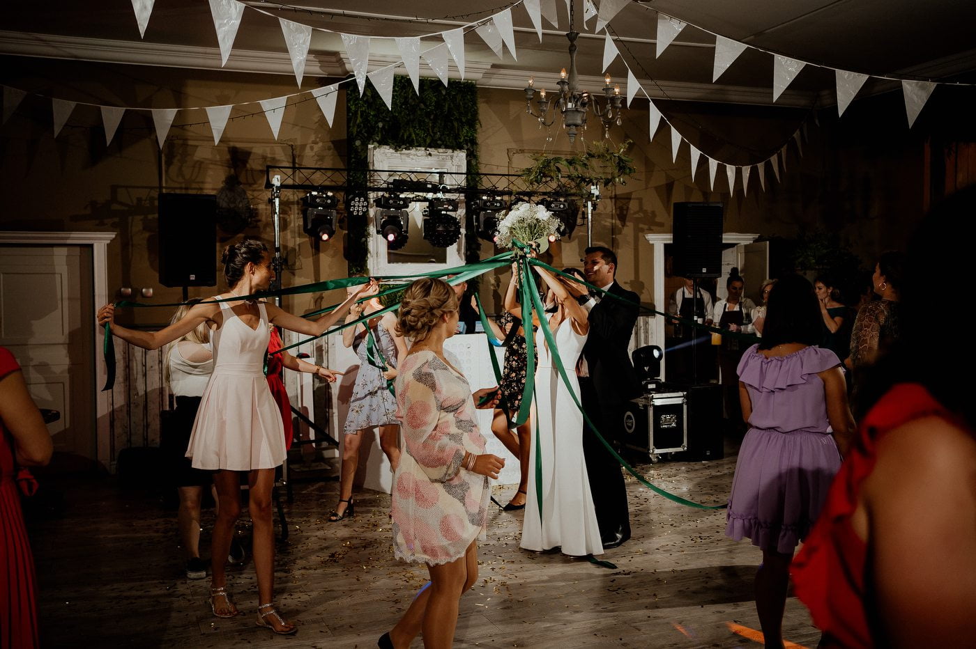 wesele w stodole pod kasztanami bystra fotograf slubny stylovacom 112